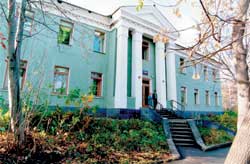 Новоуральск. В 1948 году в этом здании открылся первый стационар на 20 коек. Сегодня здесь стоматологическая поликлиника.